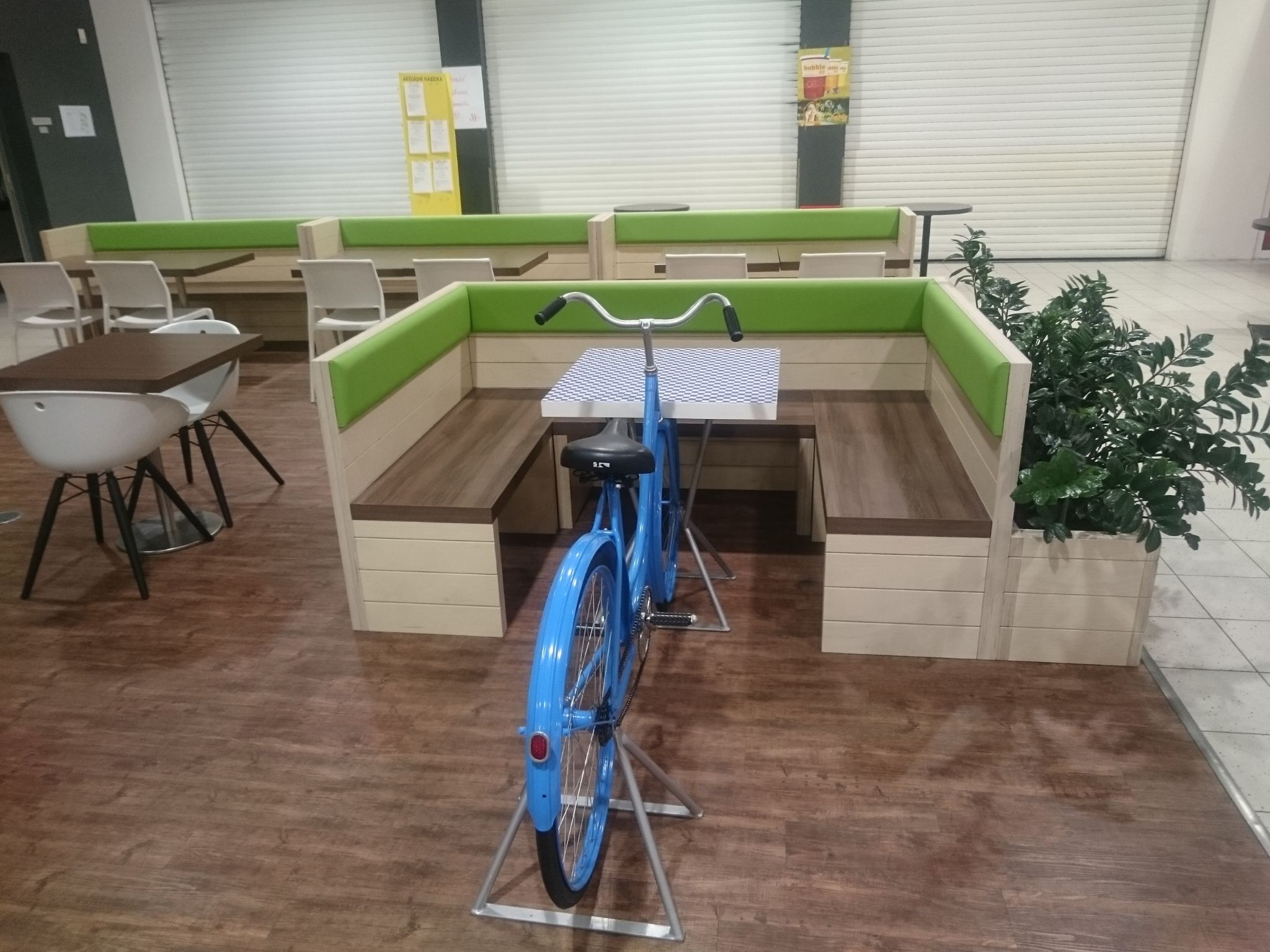 Lavice a květináč z březové překližky v obchodním centru